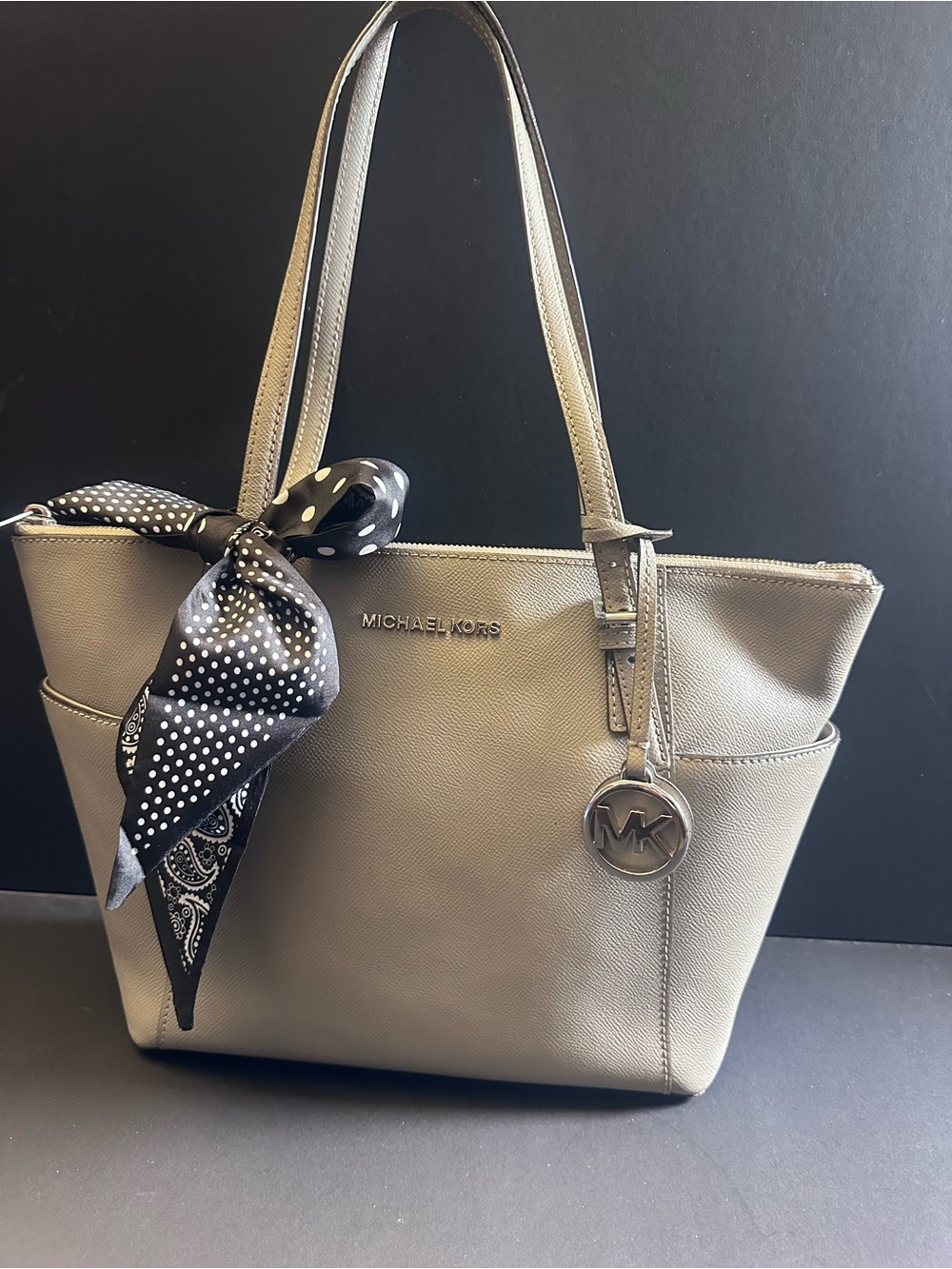 🩶 MICHAEL KORS JET SET SAFFIANO TOTE — POLISHED, PRACTICAL & READY TO GO W/SCARF